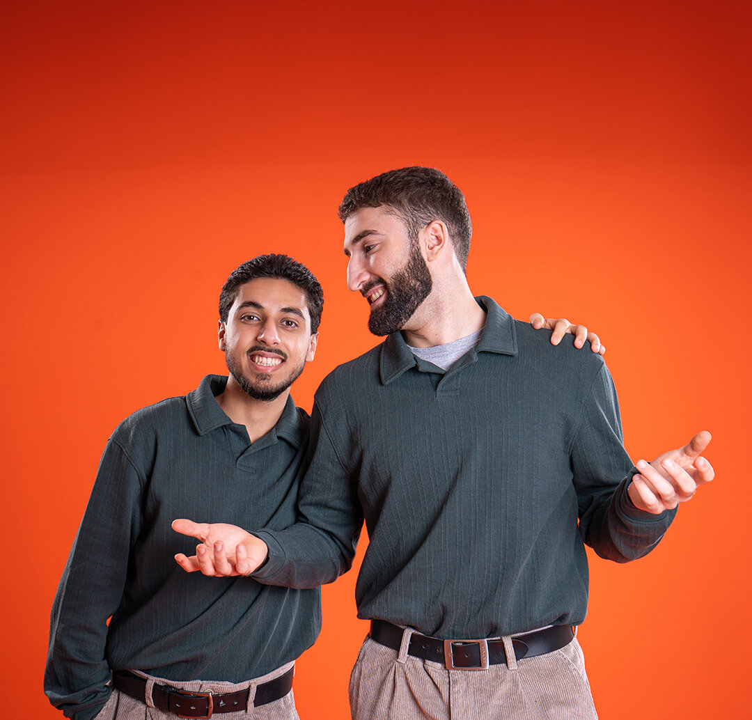 Zwei Auszubildende für IT-Systemmanagement beraten Kunden zu IT-Lösungen