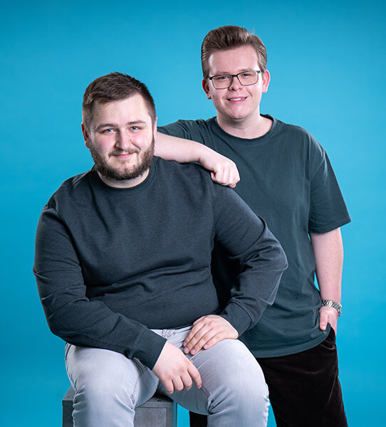 Zwei junge Menschen machen eine Ausbildung als Fachinformatiker für Systemintegration