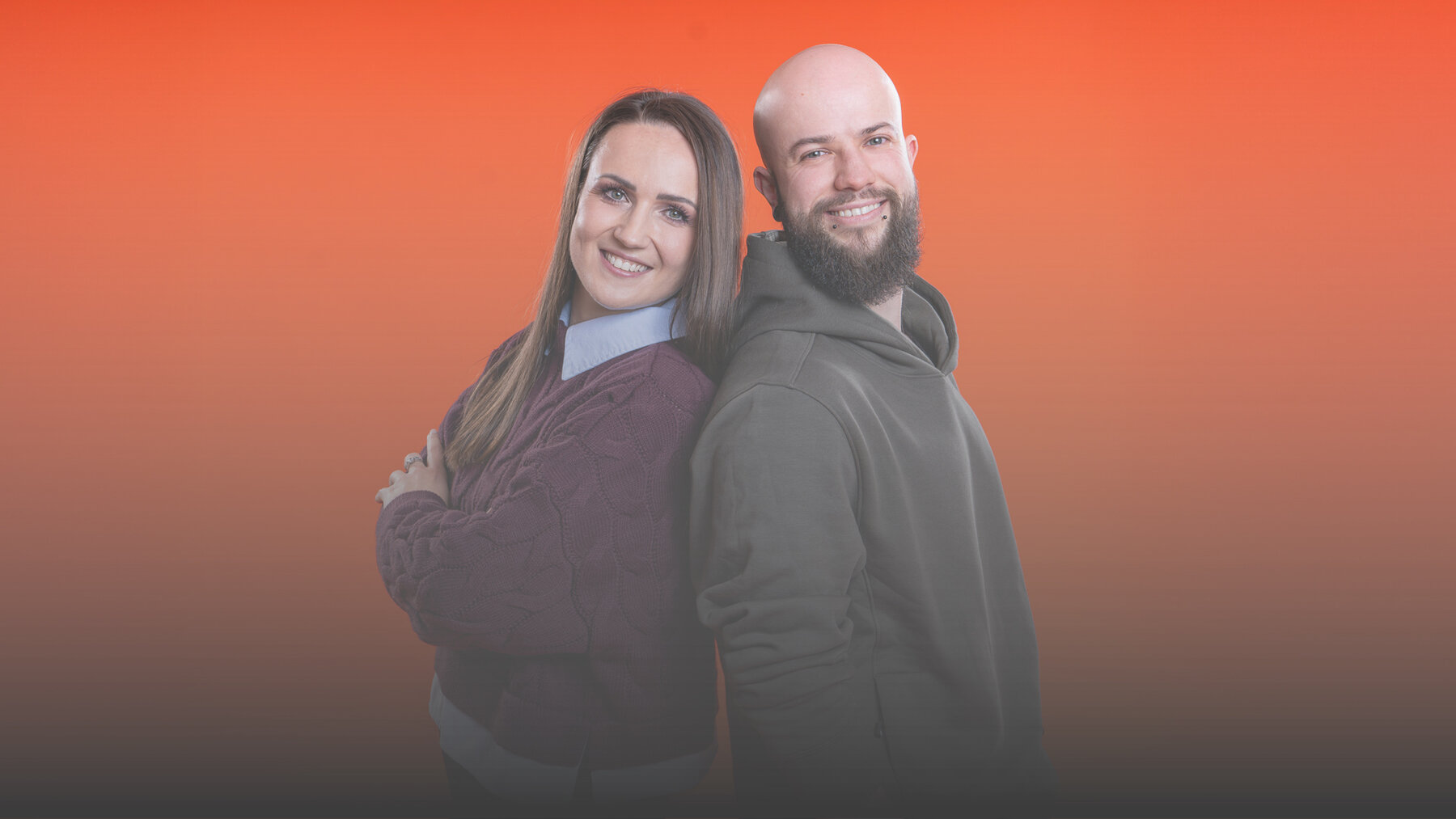 Fachinformatiker*in für Anwendungsentwicklung (w/m/d) Zwei Auszubildende als Fachinformatiker für Anwendungsentwicklung in der IT-Branche stehen Rücken an Rücken