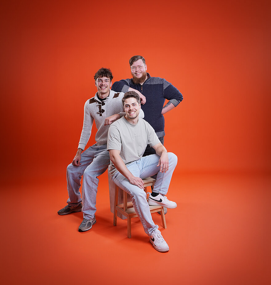 Teamfoto von drei Azubis für die Ausbildung zum Kaufmann für Digitalisierungsmanagement