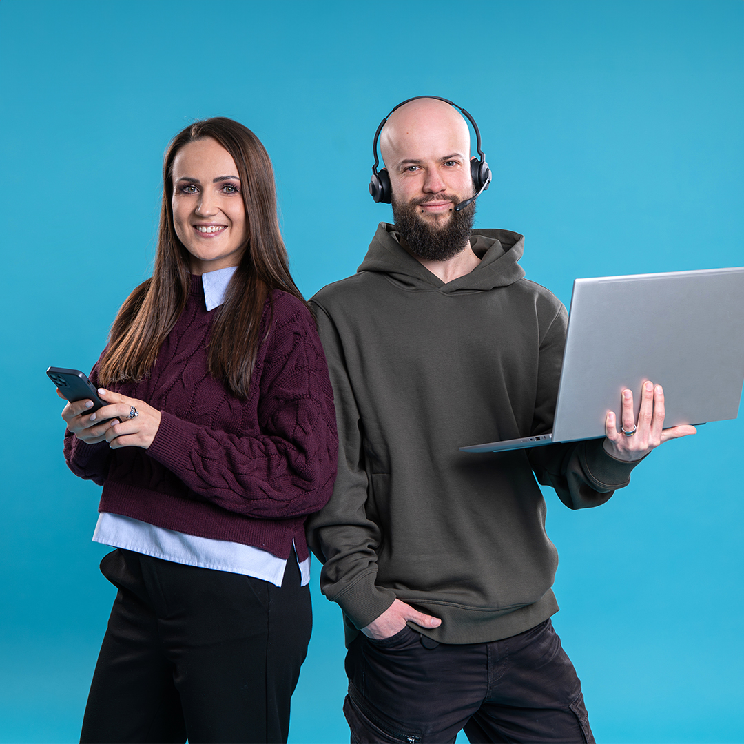 Zwei Auszubildende als Fachinformatiker für Anwendungsentwicklung tauschen sich über Software aus