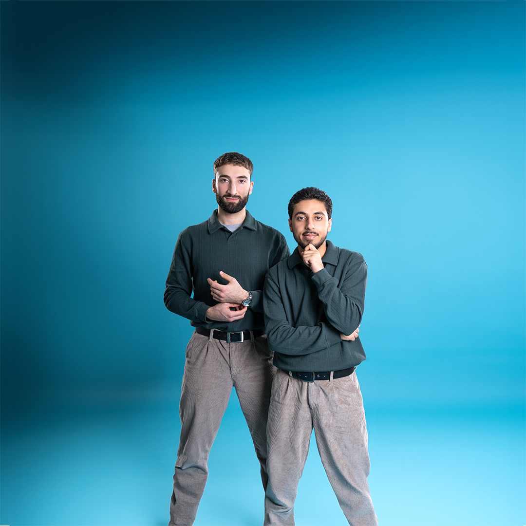 Zwei Auszubildende für IT-Systemmanagement analysieren Kundenanforderungen in der IT