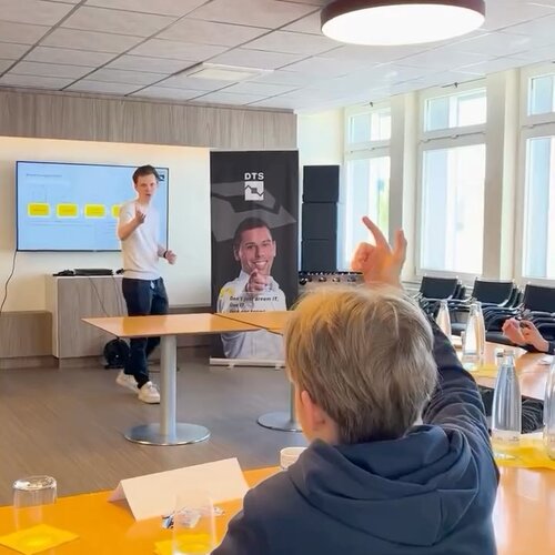 Neue Perspektiven statt alter Rollenbilder 🚀👩💻
Beim diesjährigen Girls’ & Boys’ Day hatten wir Besuch von neugierigen... Neue Perspektiven statt alter Rollenbilder 🚀👩💻
Beim diesjährigen Girls’ & Boys’ Day hatten wir Besuch von neugierigen...